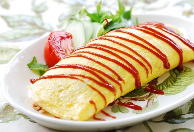 How to cook anh wrap the kimchi omurice omelet?